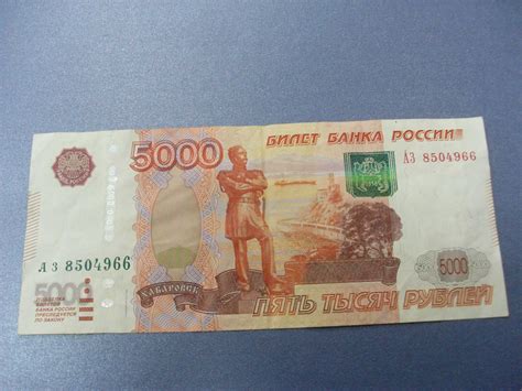 面值为5000卢布的纸质俄罗斯钞票在面值5000卢布上的纹理高清图片下载-正版图片504448145-摄图网