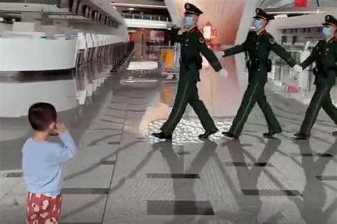 2岁萌娃在大兴机场对巡逻武警敬礼，收获“最美回礼” - 民用航空网