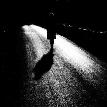 独自徘徊在街头的说说 深夜一个人徘徊在街头说说_句子豆