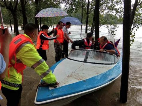 驻马店汝南警方：雨中转移宿鸭湖库区被困群众46人-大河报网