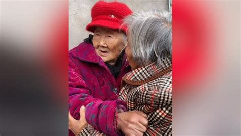 失散75年后重逢，97岁母亲给78岁女儿发红包_凤凰网视频_凤凰网