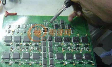 修理电路板的工人高清图片下载-正版图片600484440-摄图网