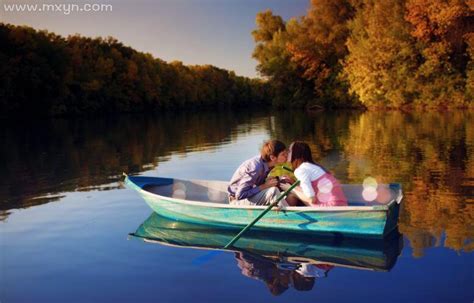 一对风趣的老夫妇在河边玩水高清图片下载-正版图片502637893-摄图网