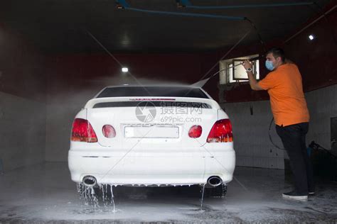 洗车场中专业的洗车工高清图片下载-正版图片600790493-摄图网