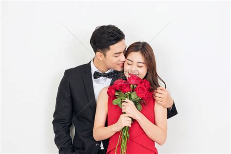 抱着玫瑰花的情侣高清图片下载-正版图片501549494-摄图网