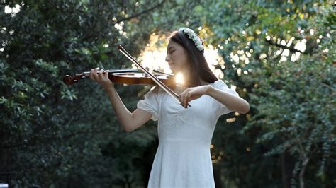小提琴家演奏中国古典音乐 满满都是年味_凤凰网