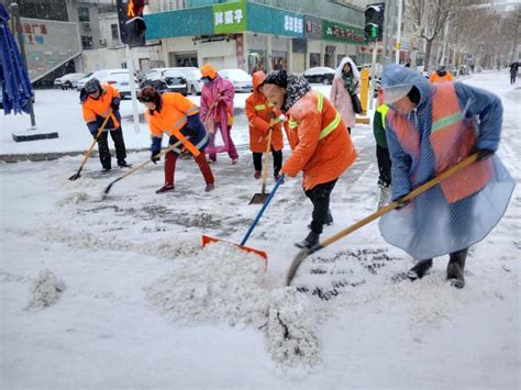 风雪中，二七区环卫工人积极除雪保畅通-大河新闻