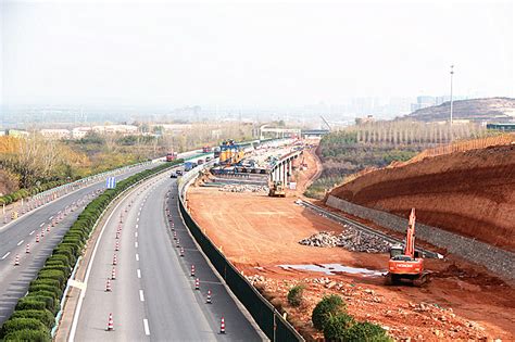 二广高速边坡塌方路段恢复双向通行