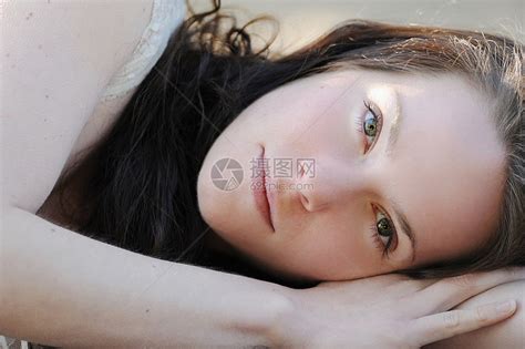 女人躺在地上的特写镜头高清图片下载-正版图片501818872-摄图网