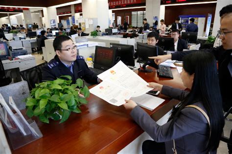 天津市首张“互联网+政务服务”完成审批的营业执照在东疆保税港区发放