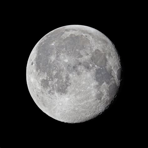 夜晚的月亮图片-夜晚天空上美丽的圆月素材-高清图片-摄影照片-寻图免费打包下载