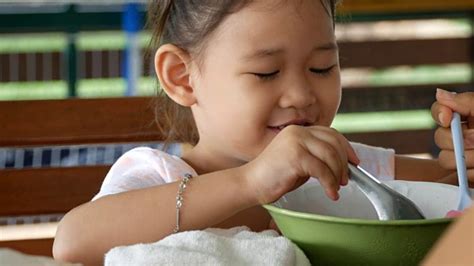 孩子吃饭 中国人图片_孩子吃饭 中国人图片下载_正版高清图片库-Veer图库