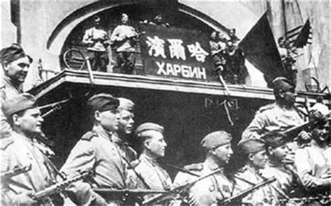 老照片 1945年苏军攻入哈尔滨 受到东北老百姓热烈欢迎|卢冬生|苏军|哈尔滨_新浪新闻