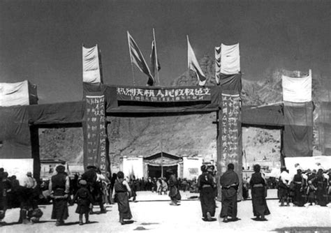 西藏自治区成立50周年群众游行活动今天在拉萨布达拉宫广场举行。图为领袖像方队和标语方队。人民网记者 赵纲摄