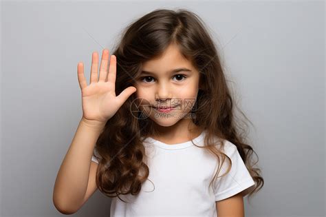 举起手的小女孩高清图片下载-正版图片600739293-摄图网