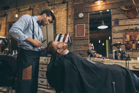 理发店里顾客的男理发师剪头发高清图片下载-正版图片503614669-摄图网