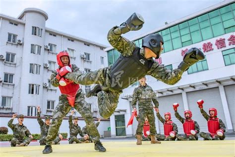 武警浙江总队机动支队为15名转业士兵举行向武警部队旗告别仪式-中国网