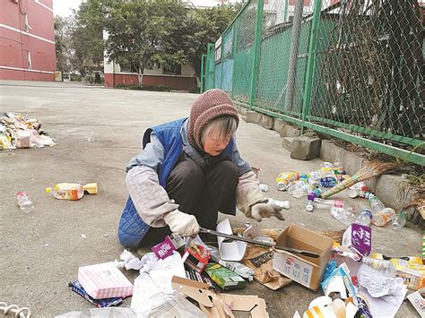 湖南：男子带俩女人捡破烂，三人形影不离，知情人：都是他女朋友__财经头条