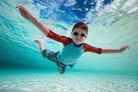孩子图片-有趣的照片活泼的婴儿游泳素材-高清图片-摄影照片-寻图免费打包下载