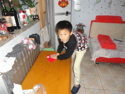 孩子学习帮助父母做家务擦桌子高清图片下载-正版图片500441026-摄图网