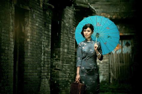 雨巷红伞图片,雨中红伞图片,雨巷图片油纸伞_大山谷图库