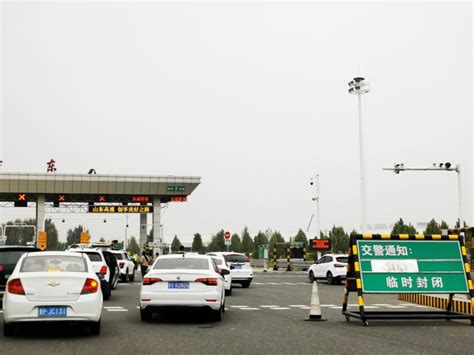 西多东少！青银高速车流猛增，潍坊境内收费站西行方向一度封闭__财经头条