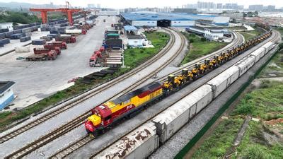 广西柳州：首趟企业定制中越跨境班列发车-人民图片网