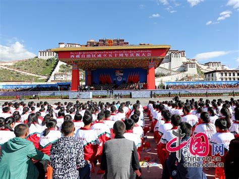 西藏自治区成立50周年群众游行活动今天在拉萨布达拉宫广场举行。图为国徽方队经过主席台前。人民网记者 赵纲摄