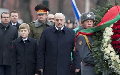 白俄罗斯总统幼子随父出访随身配枪(图)|白俄罗斯总统|随父出访|随身配枪_新浪新闻