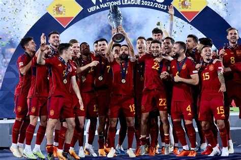 【时光机】12年欧洲杯西班牙1-1意大利集锦，伊涅斯塔1v5世界名画-直播吧