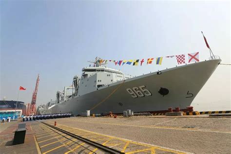 我国新型综合补给舰901型首舰呼伦湖号交接入列 可保障航母编队