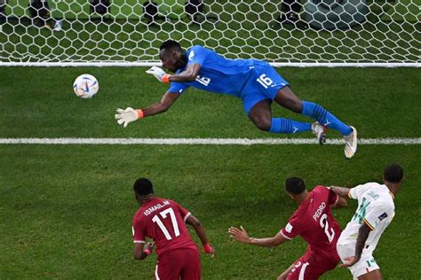 足球报：卡塔尔临阵换帅利好国足，新帅洛佩斯从未执教过国家队_东方体育