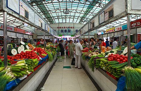 农贸市场上的新鲜蔬菜高清图片下载-正版图片600246246-摄图网