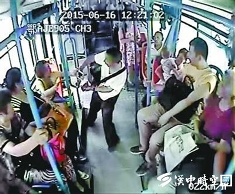 女子为拍火车进站带孩子越过安全线_凤凰网视频_凤凰网