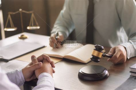 法庭和司概念与保险律师协商客户在法庭上与律讨论起诉在室内专业的高清图片下载-正版图片307932061-摄图网