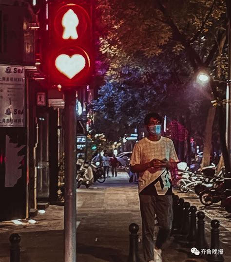 济南街头现爱心红绿灯：等一个红灯，都是爱你的形状_新华报业网