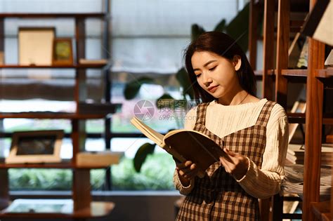 图书馆女孩图片