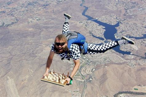 外国棋手小哥玩高空跳伞 带着棋盘“下象棋”