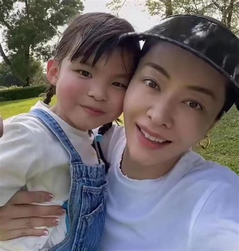 熊黛林女儿穿衣打扮图片