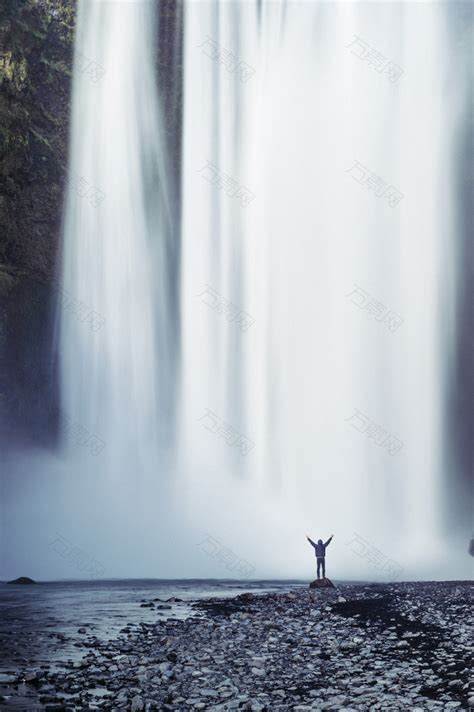 站在瀑布旁边的人摄影图素材图片下载-万素网