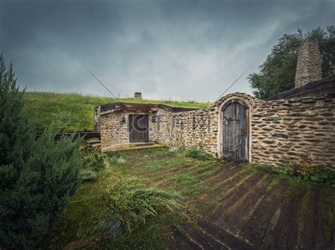 罗马尼亚特兰西瓦尼亚的一个旅游综合体仙女谷，一座隐藏在粘土城堡地下部分的霍比特人房屋高清摄影大图-千库网