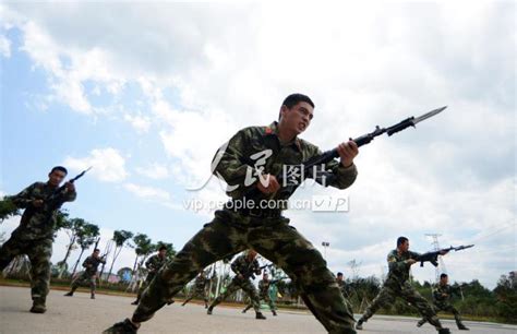 湖南武警某部：特战尖兵精通刀枪 对打猛如虎-人民图片网