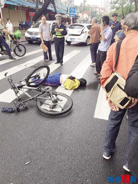 男生骑自行车被公交撞倒后 路人纷纷加入救援_社会民生_厦门_新闻中心_台海网