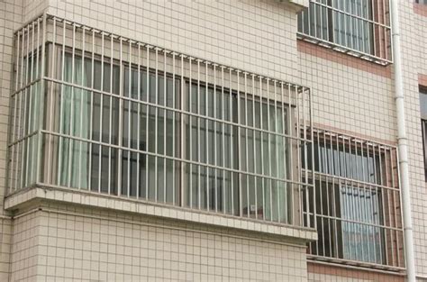 阳台钢管防盗网觉得过时，来看看隐形钢网的阳台设计，安全又美观！