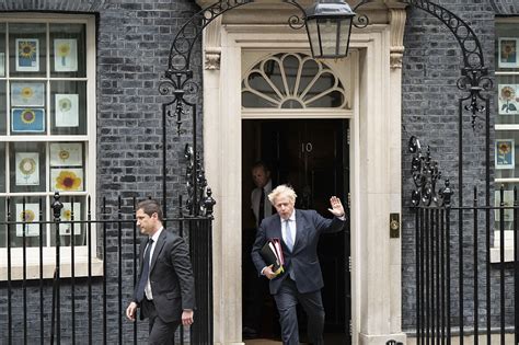英国新首相特拉斯发表就职演讲，正式入主唐宁街10号_手机新浪网