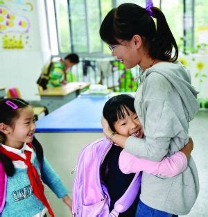 南京90后美女老师每天放学前拥抱每个学生 - 公益资讯 - 公益频道 - 华声在线