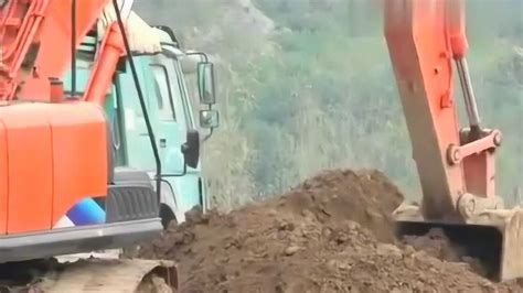 挖掘机工作表演视频：挖土机施工现场演示，教你如何开挖掘机