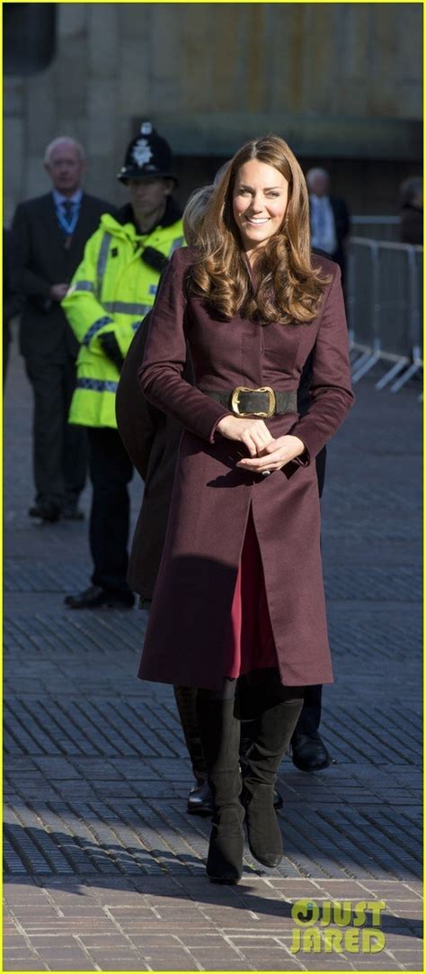 凯特王妃穿新衣亮相！穿2千块格纹大衣像路人，只能靠三娃赢梅根|夏洛特|凯特王妃|格纹_新浪新闻