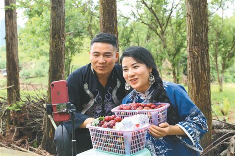 贵州三都县党员干部与返乡创业青年在直播带货_乡村干部报网