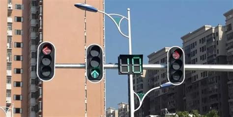 五岔路口的红绿灯该怎么看？